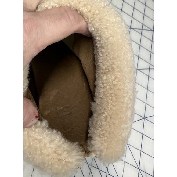 UGG Dandylion Bootie, Size 8, 4-inch heels, reversible shearling trim - Picture 11 of 14